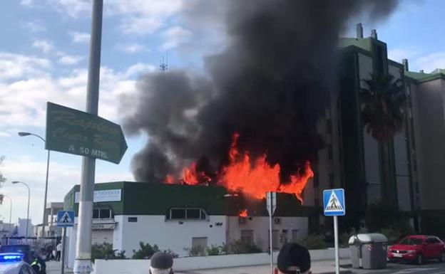 Un hombre resulta herido leve en el incendio registrado en El Palo