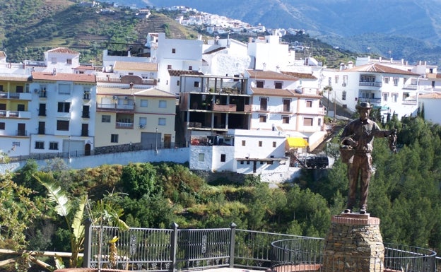 Muere un conductor al caer por un barranco de veinte metros en Sayalonga