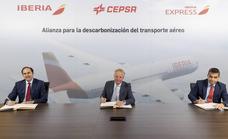 Iberia y Cepsa sellan una alianza para descarbonizar el transporte aéreo