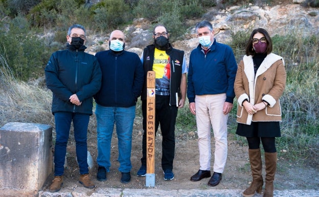 Nerja coloca un hito de 'La Desbandá' junto a uno de los puentes del recorrido por la antigua carretera a Almería