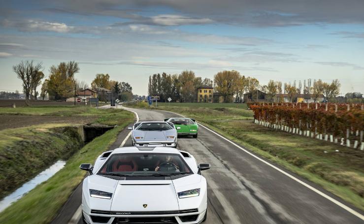 El nuevo Lamborghini Countach LPI 800-4 sale a la carretera