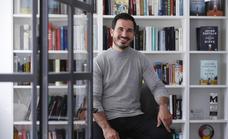 El escritor Javier Castillo, padrino del estreno de la nueva tienda de Fnac Málaga