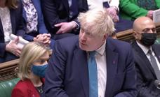 Boris Johnson no dimite por el 'Partygate' y se ríe de la oposición
