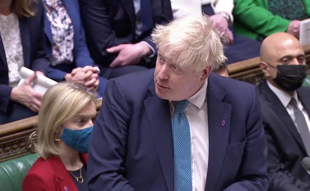 Boris Johnson no dimite por el 'partygate' y se ríe de la oposición