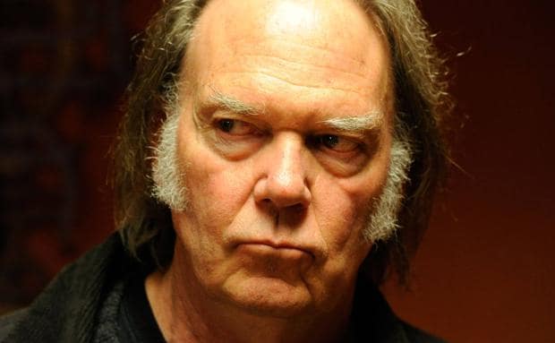 Neil Young amenaza con irse de Spotify por albergar mentiras antivacunas