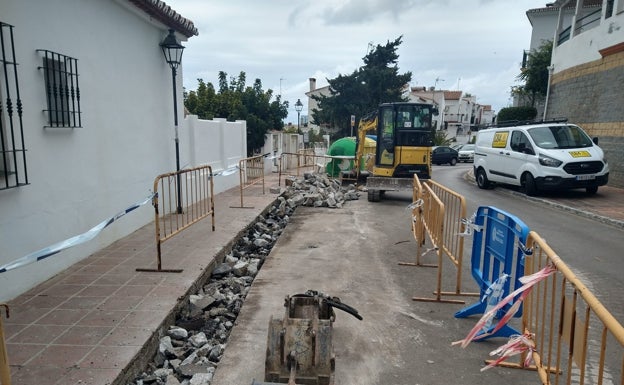 Renuevan el alumbrado y acerado en el Conjunto Ópalos de Rincón de la Victoria