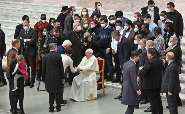 El Papa sufre inflamación del ligamento de la rodilla