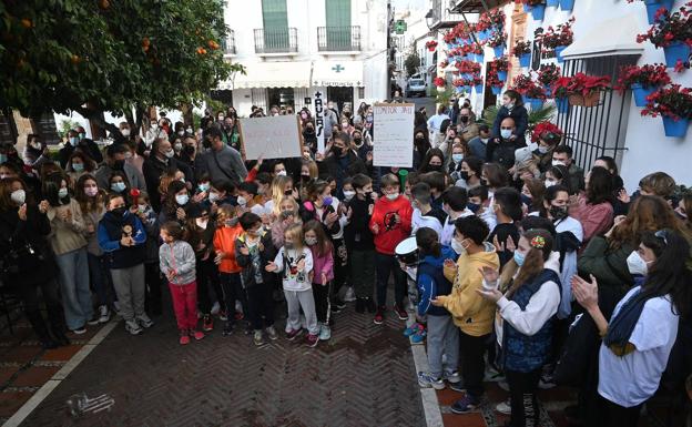 Padres y alumnos de Marbella se manifiestan ante el Ayuntamiento para pedir que se cumplan los plazos del nuevo instituto de Las Chapas