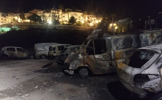 Arden siete vehículos en Torrox en el segundo incendio en un mes