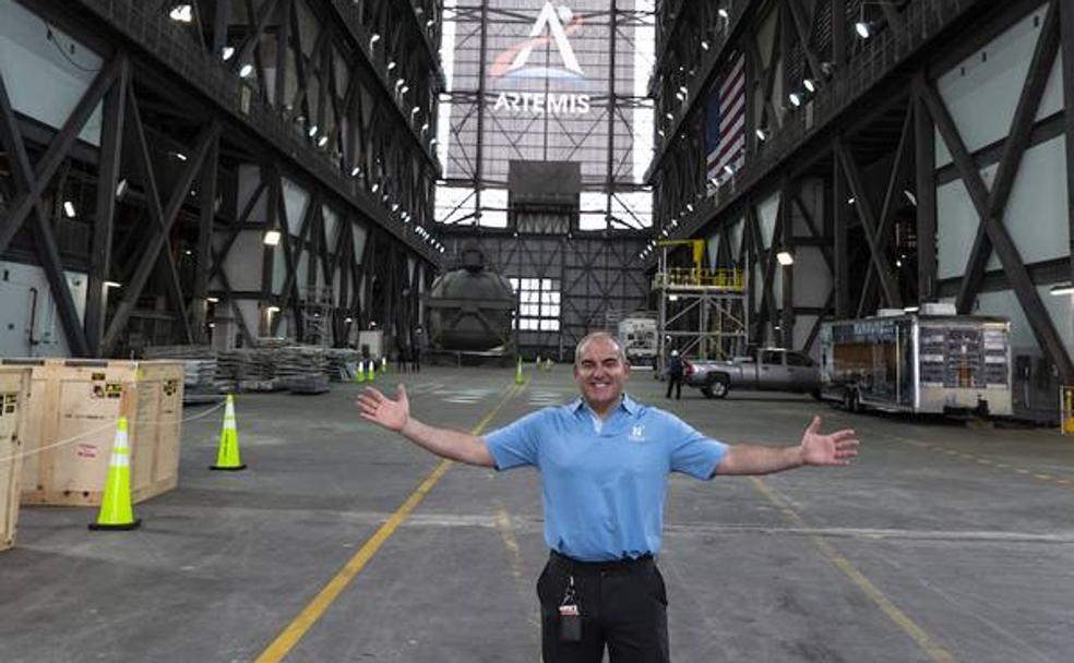 Un ingeniero malagueño en la NASA: cuenta atrás para viajar a la Luna en un mes