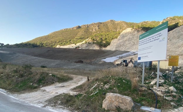 El alcalde de Nerja, la edil de Urbanismo y seis empresarios, en el banquillo por el vertedero ilegal del río de la Miel