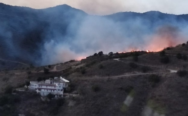 Más de 40 bomberos de Málaga trabajaron para extinguir el incendio declarado en Olías