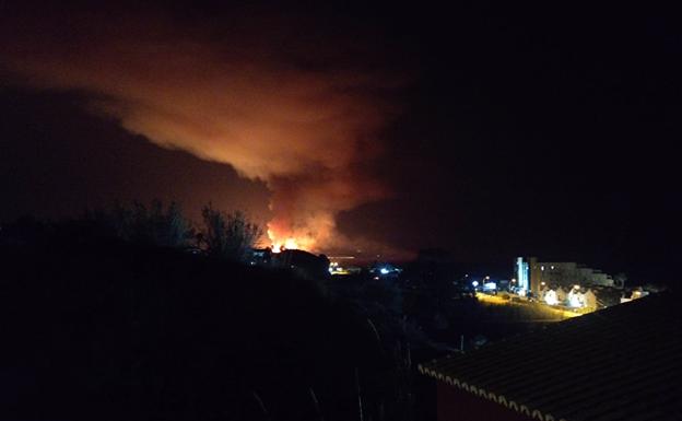 Un incendio en la costa de Vélez-Málaga, visible desde varios puntos de la Axarquía