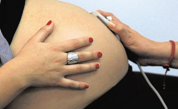 Una sentencia reconoce a una enfermera del SAS el derecho a sumar los permisos de maternidad y paternidad