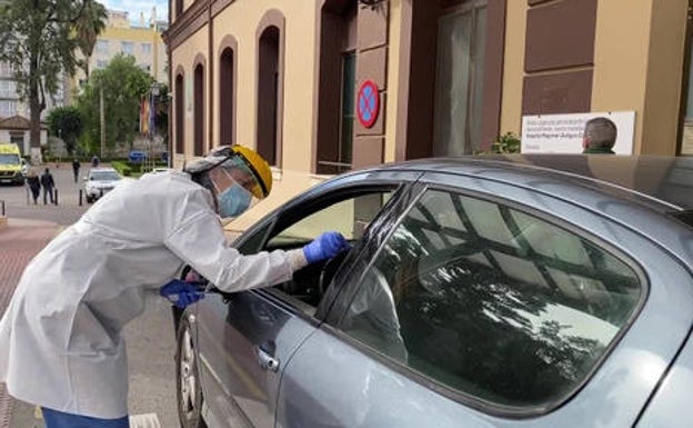 Enfermeros del autocovid del Hospital Regional han hecho más de 51.000 PCR durante la pandemia