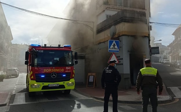 Controlado un incendio en un bar de la céntrica avenida de la Vega en Alhaurín de la Torre