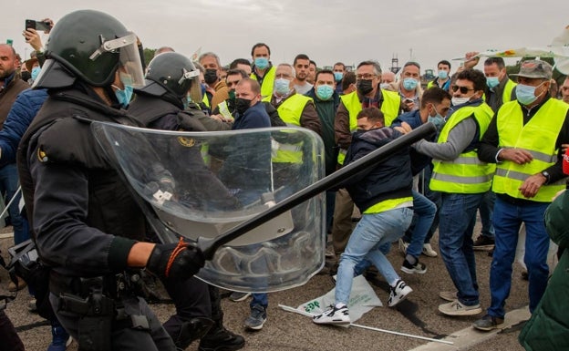 Los agricultores sacan su desesperación a la carretera por la situación del campo andaluz