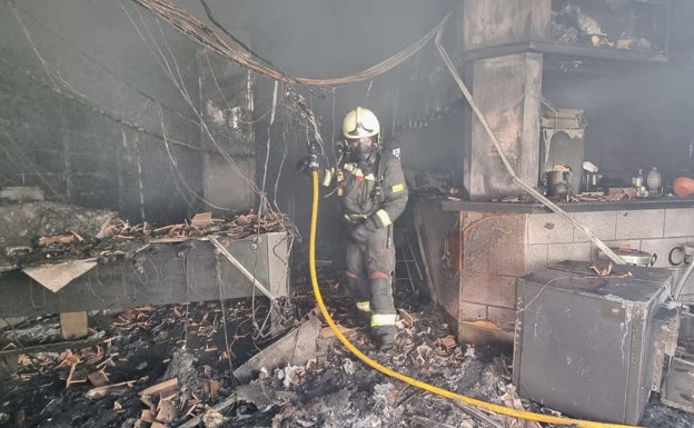 El bar New Cervezotapas de Alhaurín de la Torre, calcinado al completo tras el incendio