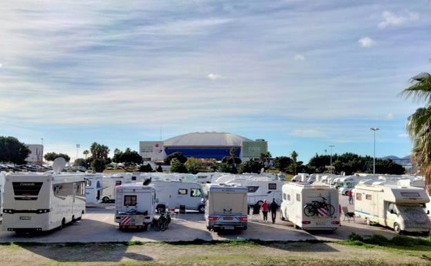 El Ayuntamiento de Málaga acaba con la ciudad rodante del Carpena prohibiendo estacionar vehículos por las noches