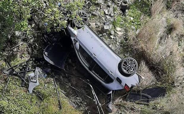 Salen por su propio pie tras caer con su coche desde 12 metros de altura en Benahavís