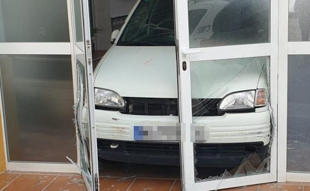 Detenido por empotrar adrede su coche contra el cuartel de la Guardia Civil de Mijas