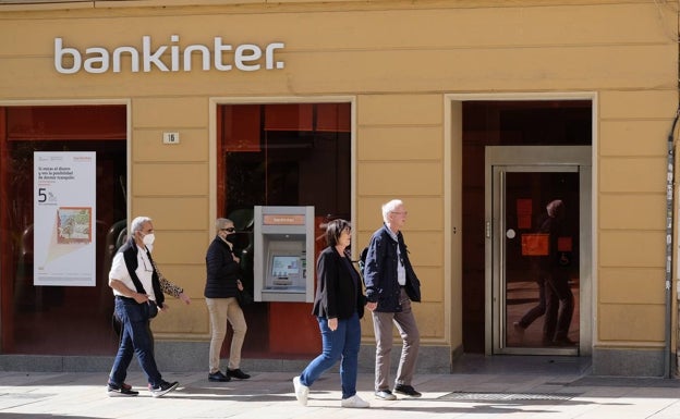 Santander y Abanca amplían el horario de atención en sus oficinas