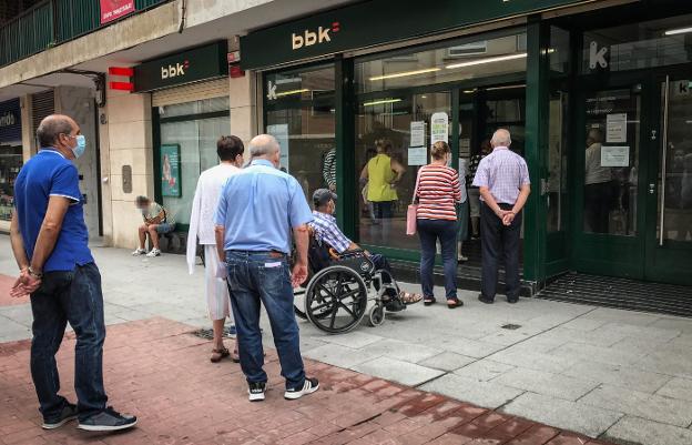 La propuesta de los bancos para mejorar su servicio a los mayores: atención preferente, horarios ampliados y más formación