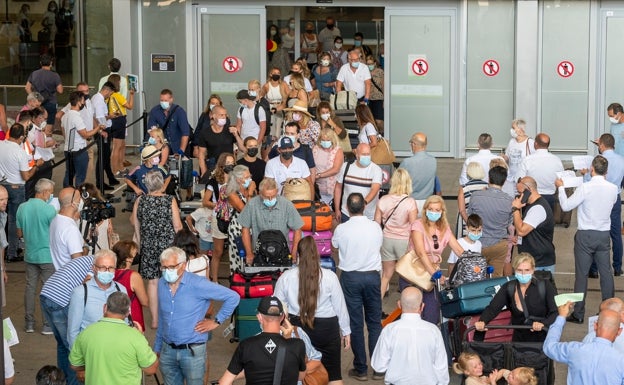 Preocupación en la Costa porque las exigencias de España paralizan las reservas de británicos en sus primeras vacaciones sin cuarentena