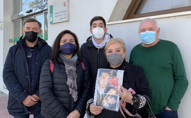 La viuda del supuesto acosador de una chica en Estepona: «A mi hijo le dicen en el colegio: 'Bien muerto está tu padre'»