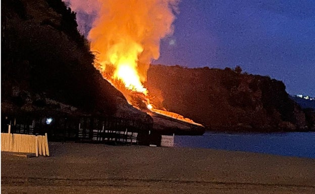 Detenido por el incendio junto a la playa de Burriana en Nerja tras rajar dos ruedas de un coche de la Guardia Civil