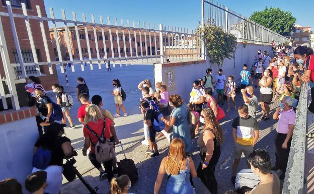 Las mascarillas en los colegios de Andalucía dejan de ser obligatorias en los recreos y a la entrada y salida del centro