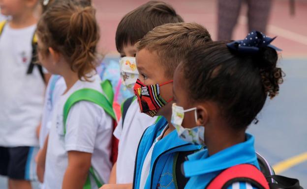 Mascarillas al aire libre en los colegios: los cinco puntos de la nueva normativa de la Junta de Andalucía