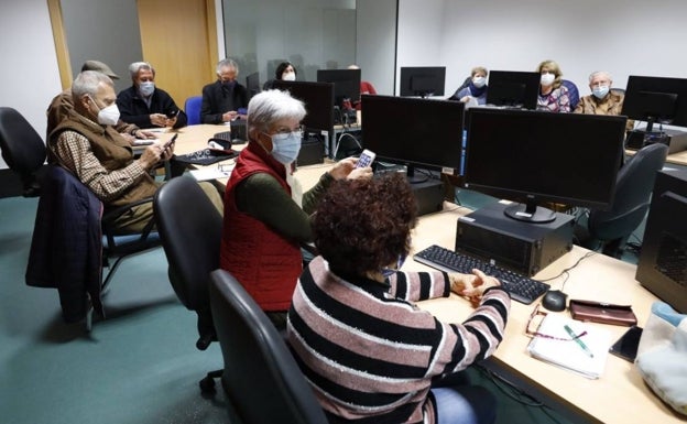 Más de un centenar de voluntarios luchan en Málaga contra la vulnerabilidad digital