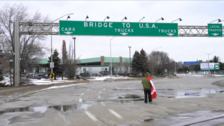 La policía comienza a desbloquear el puente de Ambassador, que conecta Canadá con EE.UU