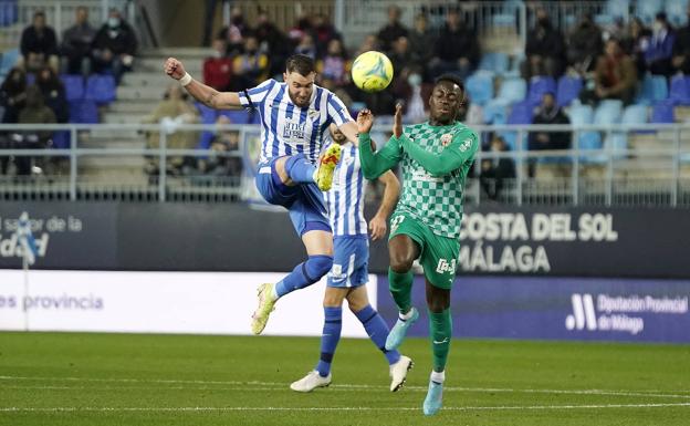 La sanción de Peybernes obligará al Málaga a hacer nuevos cambios en defensa