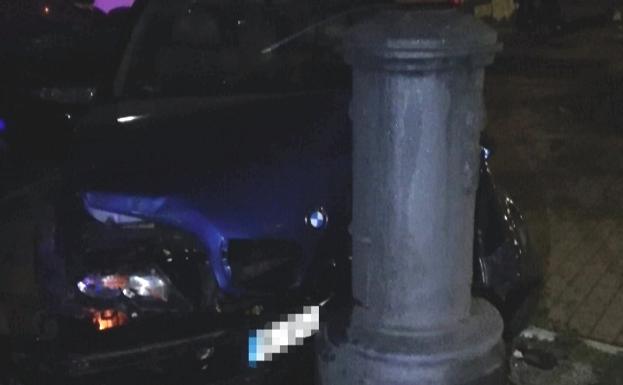 Un joven ebrio estrella su coche contra una farola en Estepona