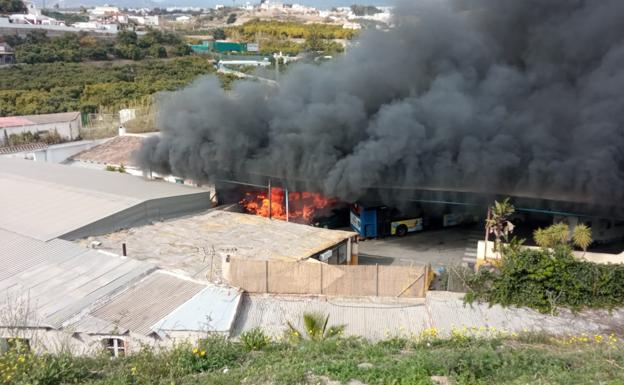 Bomberos finalizan su intervención en un incendio en una nave-taller de autobuses urbanos en Nerja