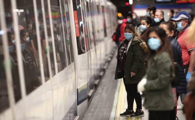 ¿Cuándo dejarán de ser obligatorias las mascarillas en interiores? Los expertos responden
