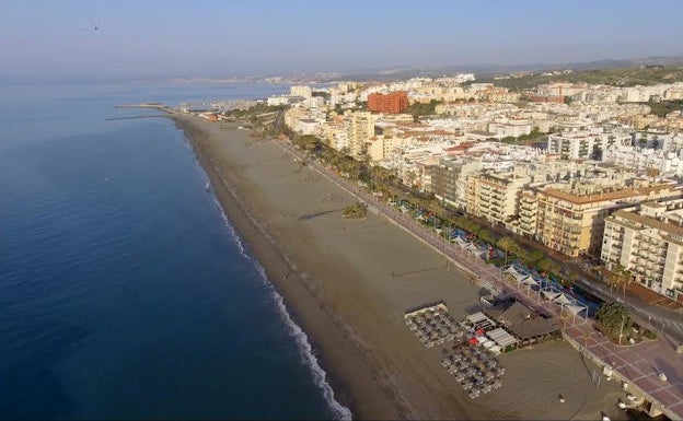 Aparcamiento para 250 coches junto al paseo marítimo de Estepona con zonas verdes en el exterior