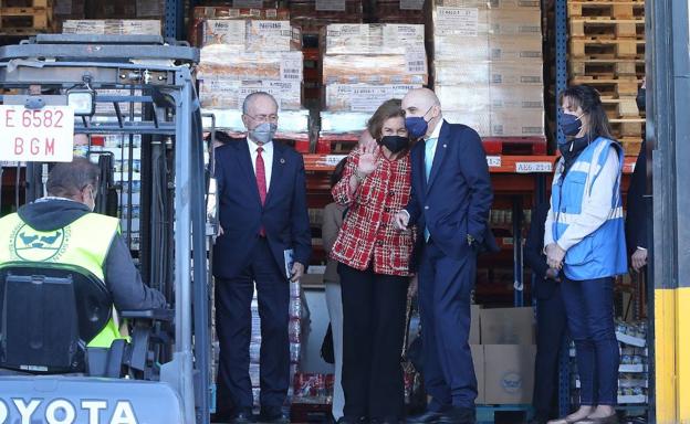 Mangos y aguacates de la Axarquía y una biznaga de plata: así ha sido la visita de Doña Sofía a Bancosol