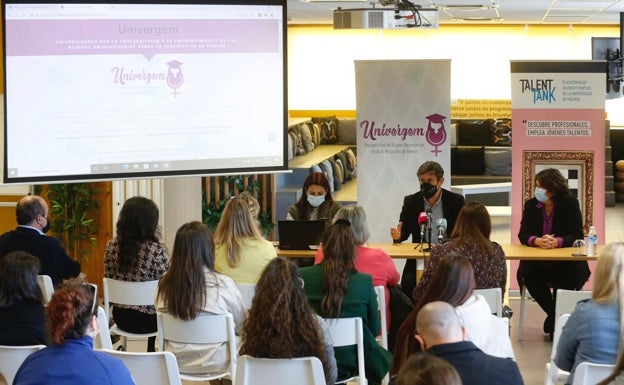 Jóvenes universitarias participan en un programa de emprendimiento para mujeres