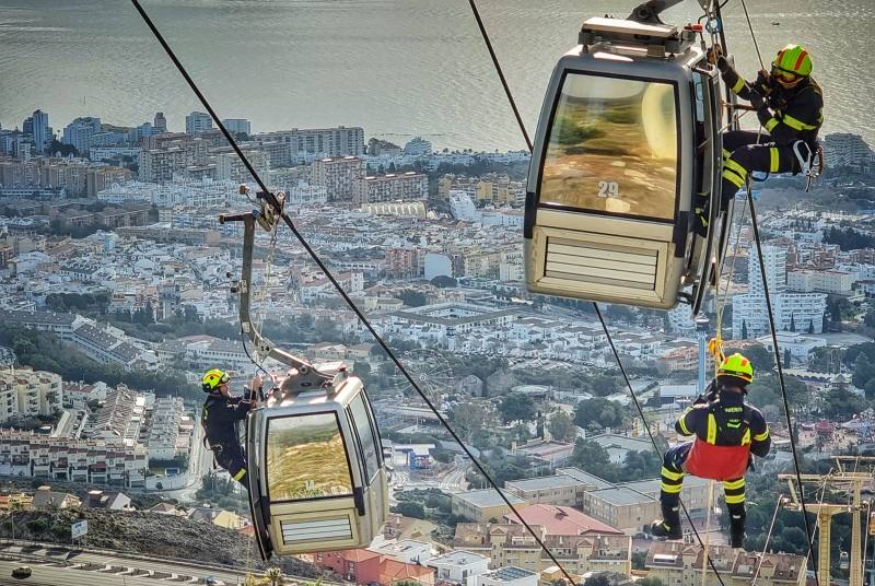 Espectacular simulacro de los bomberos de Benalmádena en el teleférico