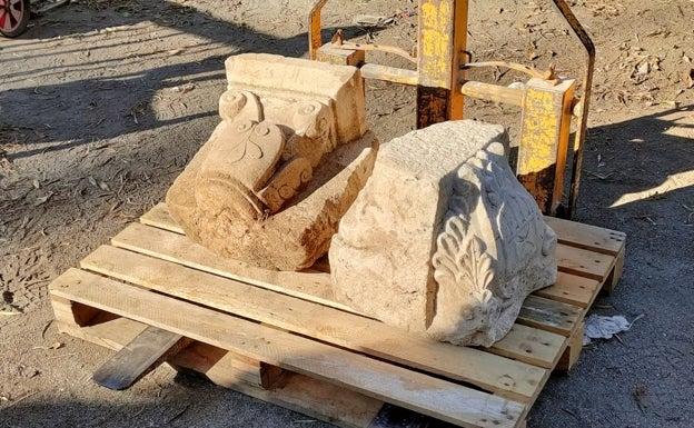 La policía y Urbanismo recuperan dos columnas de los Baños del Carmen que se pretendían llevar