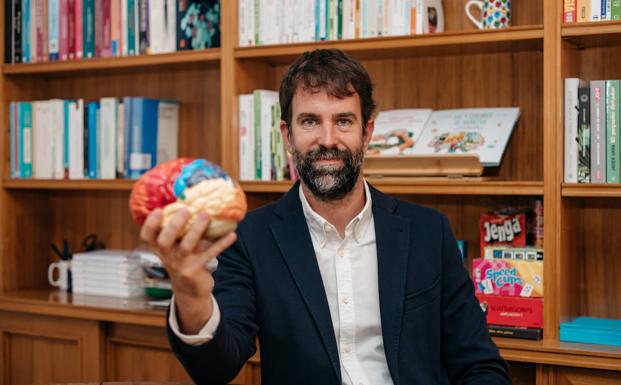 Rafa Guerrero, psicólogo: «Dejemos de castigar y recompensar a los niños: son chantajes inútiles»