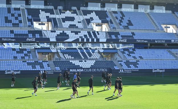 Aficionados del Málaga muestran su hartazgo en La Rosaleda ante la preocupante deriva del equipo