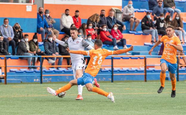 El Vélez desaprovechó su visita al colista para engancharse a la lucha por la promoción de ascenso
