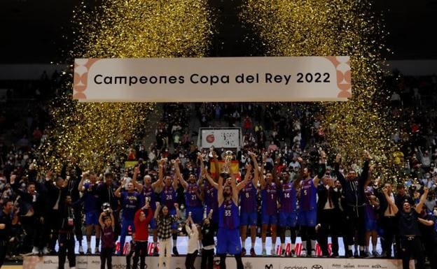 Nikola Mirotic levanta el trofeo de la Copa del Rey en Granada. /EFE