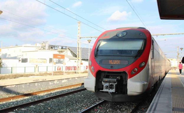 Restablecida la circulación de trenes entre Pizarra y Álora tras el accidente de una persona en la vía