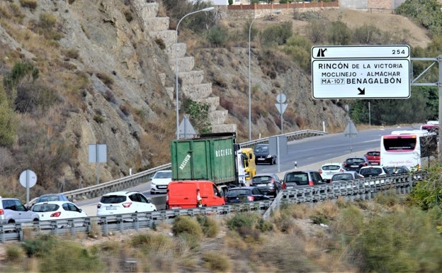 El alcalde de Rincón de la Victoria exige a la ministra «una solución definitiva» a los problemas del tramo de la autovía