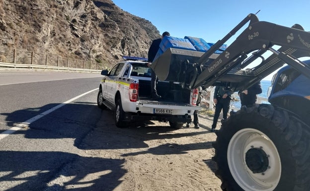Dos detenidos cuando trataban de desembarcar una tonelada de hachís en la playa de Calaceite en Torrox